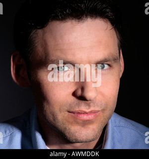 Close-up di un uomo che indossa una camicia blu Foto Stock