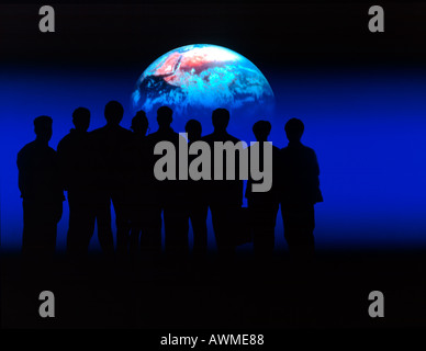 Silhouette di imprenditori in piedi insieme con globo in background Foto Stock