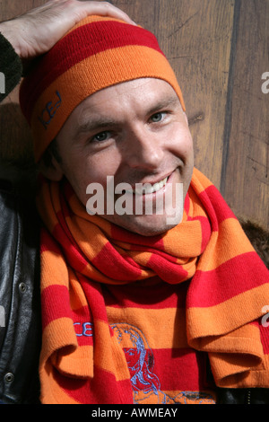 Giovane uomo che indossa un cappello di lana e sciarpa Foto Stock