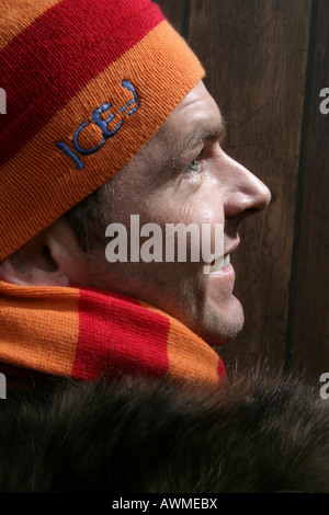 Giovane uomo che indossa un cappello di lana e sciarpa Foto Stock