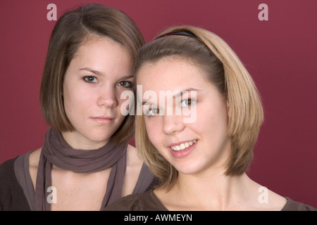 Due ragazze, pre-adolescenti, dai primi anni dell'adolescenza Foto Stock