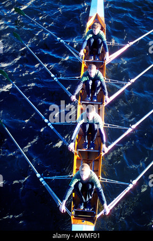 Angolo di alta vista di quattro uomini barca a remi in fiume Foto Stock