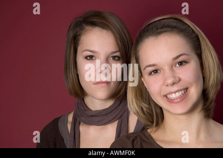 Due ragazze, pre-adolescenti, dai primi anni dell'adolescenza Foto Stock