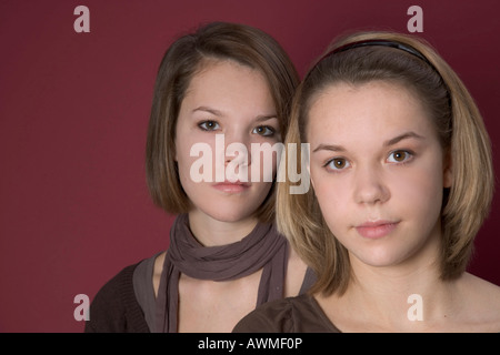 Due ragazze, pre-adolescenti, dai primi anni dell'adolescenza Foto Stock