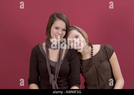 Due ragazze, pre-adolescenti, dai primi anni dell'adolescenza, coccole Foto Stock