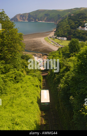 La famosa molto ripida scogliera treni da Lynton a Lynmouth con Foreland punto oltre in North Devon England Foto Stock