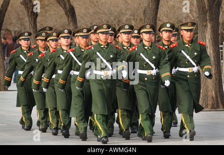 Persone di polizia armata marzo nelle caserme di fronte a piazza Tiananmen nel centro di Pechino. Foto Stock