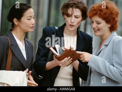 Tre imprenditrici affiancate, una holding agenda Foto Stock
