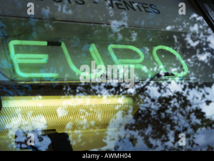 Euro testo, insegna al neon, albero e la riflessione sul vetro, close-up Foto Stock