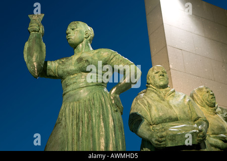 Una statua di bronzo in Póvoa de Varzim Portogallo dedicato alle mogli della cittadina di pescatori. Foto Stock