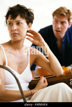 Giovane sostenendo di colazione, uomo urlare mentre donna guarda lontano in rabbia Foto Stock