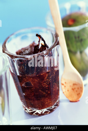 In casa la fig conserva nel vaso, con il cucchiaio di legno, close-up Foto Stock