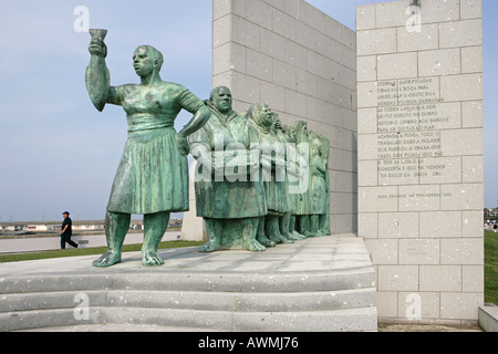 Una statua di bronzo in Póvoa de Varzim Portogallo dedicato alle mogli della cittadina di pescatori. Foto Stock