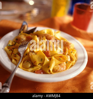 Frutti di mare fettucine con lo zafferano, close-up Foto Stock