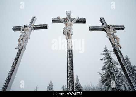 Crocifissi, tre croci su Mt. Kreuzberg, Rhoen gamma, Franconia, Baviera, Germania, Europa Foto Stock