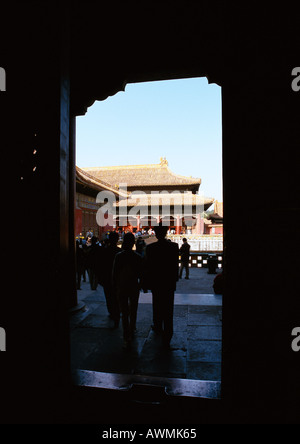 Cina, Pechino, porta e silhouette di persone nella Città proibita Foto Stock