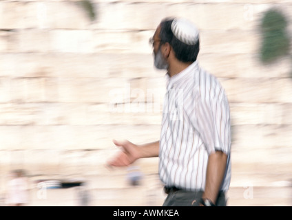 Israele, Gerusalemme, uomo maturo indossando kippa vicino al Muro del Pianto, offuscata Foto Stock