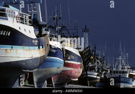 Barche da pesca in bassa marea a porto di Cancale, Bretagna Francia Foto Stock