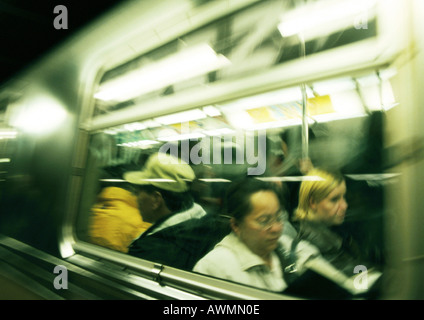 Persone in treno della metropolitana, Vista dall'esterno, offuscata Foto Stock