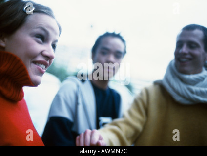 I giovani all'aperto, sorridente Foto Stock