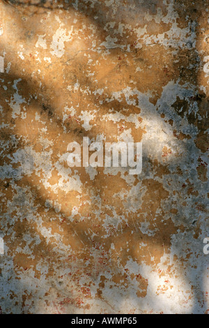 Peeling vernice gialla su un muro di cemento fa per un abstract background. Foto Stock