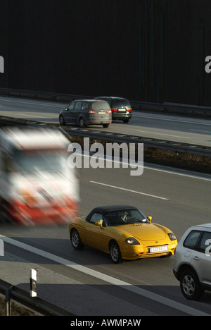 Carrello applicando i freni troppo tardi entrano in un ingorgo sull'autostrada (autostrada) Foto Stock