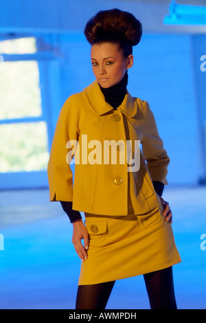 Giovane donna indossa retrò anni sessanta vestito con i suoi capelli fatto in un updo (beehive) Foto Stock