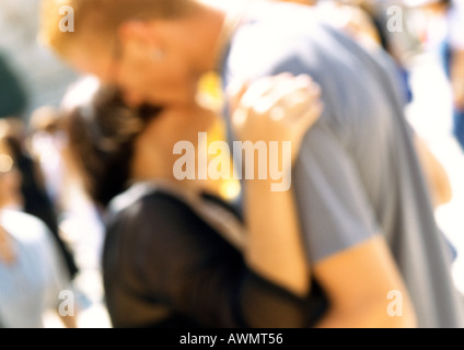 L uomo e la donna abbracciava, close up, offuscata Foto Stock