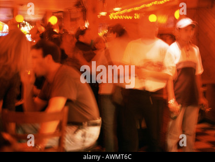 La folla di persone in un night club, movimento sfocato Foto Stock