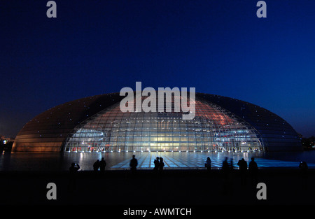 Una vista notturna della Beijing Grand National Theatre di fronte alla grande Sala del Popolo nella centrale di Pechino Foto Stock