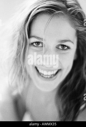 Donna sorridente alla fotocamera, close-up, in bianco e nero Foto Stock