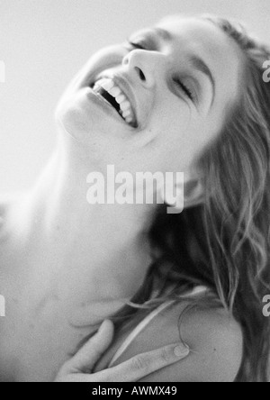 Donna che ride con gli occhi chiusi e la testa indietro, close-up, ritratto, in bianco e nero Foto Stock