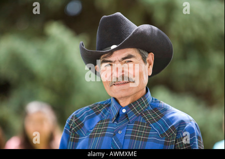Senior uomo ispanico che indossa il cappello da cowboy Foto Stock