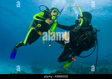 Ragazza tenendo lezioni di immersioni nel mare Indonesia, Asia Foto Stock