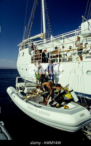 I subacquei in un gommone a dritta della nave a vela Amorina, Mar Rosso Foto Stock