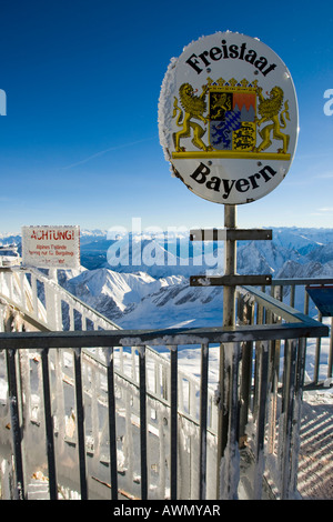 Lato tedesco del confine tra Austria e Germania a Mt. Zugspitze, Baviera, Germania, Europa Foto Stock