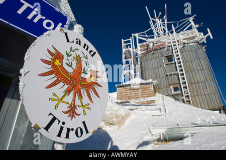 Lato austriaco di th confine tra Austria e Germania su Mt. Zugspitze, Tirolo, Austria, Europa Foto Stock