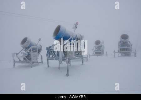 Cannoni da neve nella nebbia, il villaggio di Strbske Pleso, Slovacchia, Europa Foto Stock