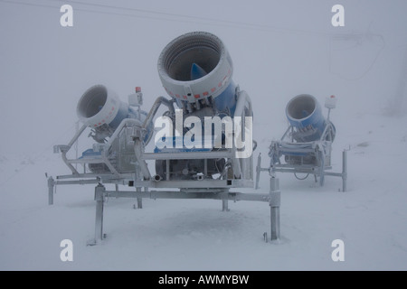 Cannoni da neve nella nebbia, il villaggio di Strbske Pleso, Slovacchia, Europa Foto Stock