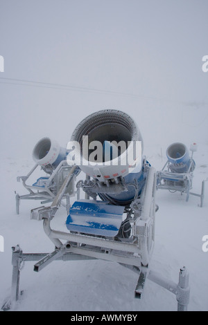 Cannone di neve nella nebbia, il villaggio di Strbske Pleso, Slovacchia, Europa Foto Stock