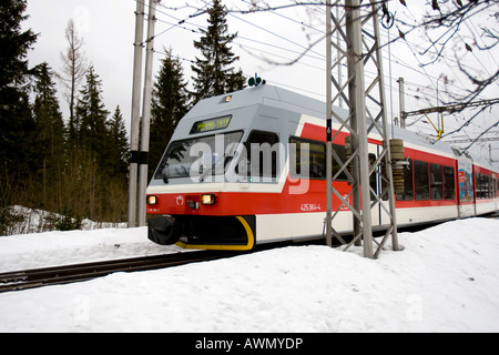 Il Tatra elettrica ferroviaria nella neve, il villaggio di Strbske Pleso, Slovacchia, Europa Foto Stock