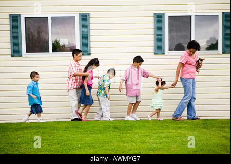 I bambini a camminare accanto a casa Foto Stock