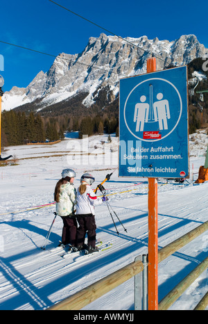 Scuola di sci per bambini, Mt. Zugspitze, Tirolo, Austria, Europa Foto Stock