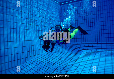Scuba Diver essendo azionato da un subacqueo del veicolo a propulsione (DPV) in una piscina, Germania, Europa Foto Stock