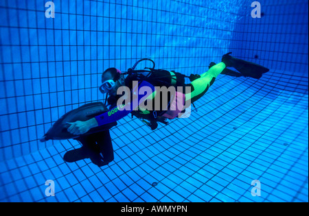 Scuba Diver essendo azionato da un subacqueo del veicolo a propulsione (DPV) in una piscina, Germania, Europa Foto Stock