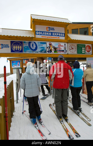 Seggiovia, il villaggio di Strbske Pleso, Alti Tatra, Slovacchia, Europa Foto Stock