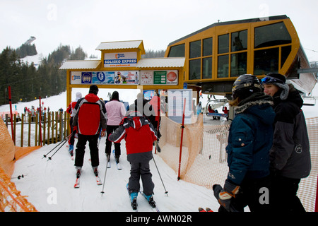 Seggiovia, il villaggio di Strbske Pleso, Alti Tatra, Slovacchia, Europa Foto Stock