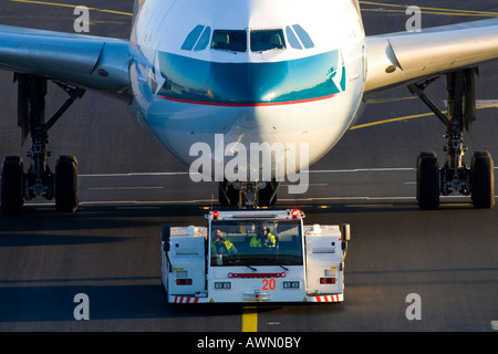Airbus essendo taxied all'Aeroporto Internazionale di Francoforte, Francoforte Hesse, Germania, Europa Foto Stock