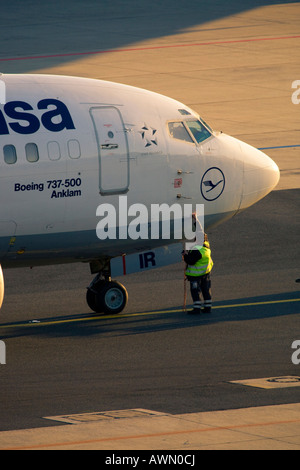 Il controllo meccanico di un aereo Lufthansa prima del decollo, l'Aeroporto Internazionale di Francoforte, Francoforte Hesse, Germania, Europa Foto Stock