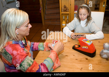 Madre giocando a carte con una decina di anni del bambino Foto Stock